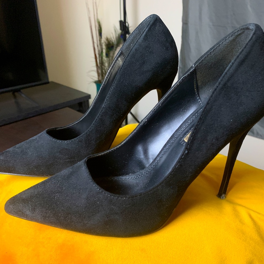 BLACK POINTY TOE HEELS